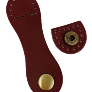 Fermeture avec bouton pression bordeaux pour accessoires et sacs.