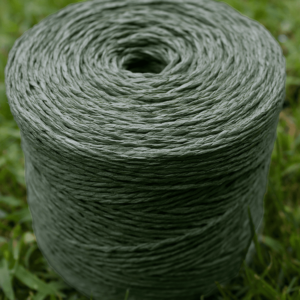 Raphia Rond kaki au premier plan avec texture apparente