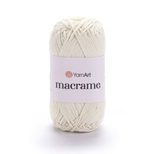 Pelote de macrame ivoire douce beige au premier plan