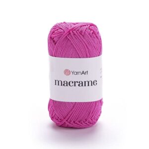 Pelote macrame fuschia en gros plan isolée net
