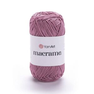 Belle pelote de macrame vieux rose au premier plan clair