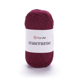 Macrame pelote bordeaux élégante posée au centre visuel
