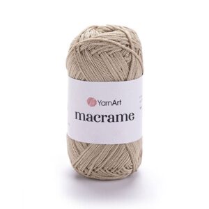 Pelote macrame taupe claire en polyester posée au premier plan