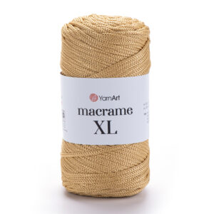 Gros plan pelote Macrame XL moutarde sur fond neutre