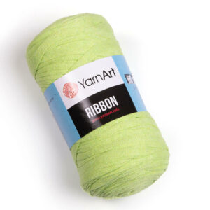 Image centrée sur la pelote de fil Ribbon anis