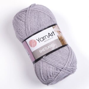Pelote Shetland gris chaude posée au premier plan clair