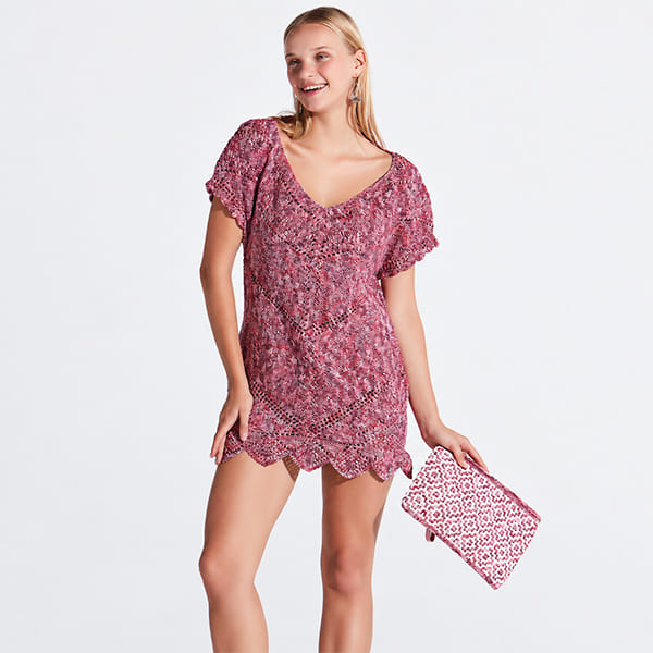 femme avec une robe en jeans tropical