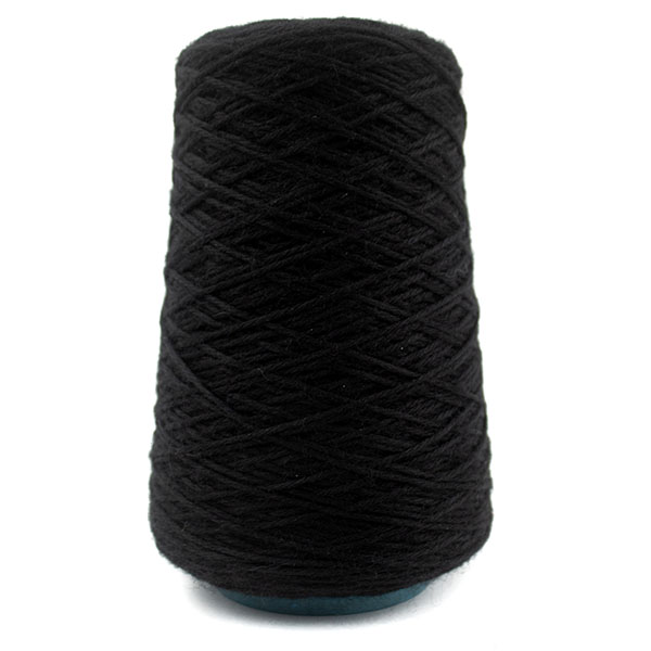 pelote de merino aran noir en conne au premier plan