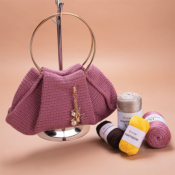 sac rose en macrame yarn art