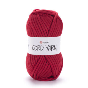 Vue rapprochée pelote Cord Yarn rouge au premier plan