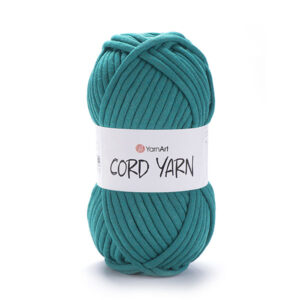 Pelote Cord Yarn emeraude naturelle en avant sur table