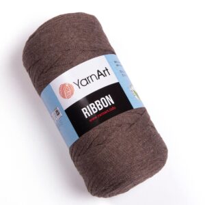 Pelote de laine Ribbon camel posée sur fond neutre