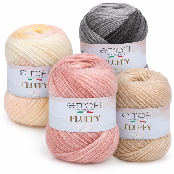4 pelotes de fluffy au premier plan
