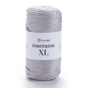 Gros plan pelote Macrame XL gris clair sur fond neutre