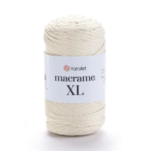 Gros plan pelote Macrame XL ivoire sur fond neutre