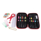 mercerie Trousse ouverte avec 8 crochets et mercerie.