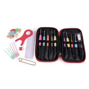 mercerie Trousse ouverte avec 8 crochets et mercerie.