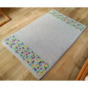 tapis crochet mosaïque au premier plan sur du parquet
