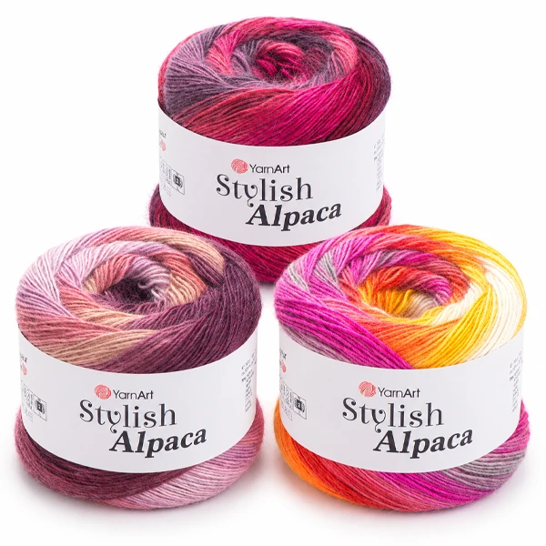 3 pelotes de stylish alpaca au premier plan