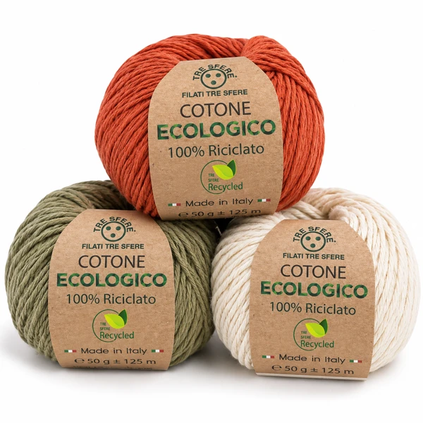 3 pelotes de cotone ecologico au premier plan: corail, kaki et naturel