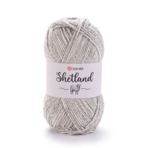 Pelote Shetland beige chiné en avant sur fond uni clair