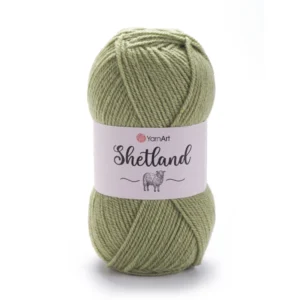 Pelote Shetland vert mise en valeur au premier plan