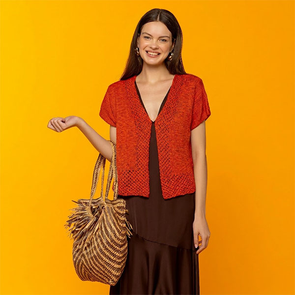 femme portant un haut en linen soft terracotta au crochet