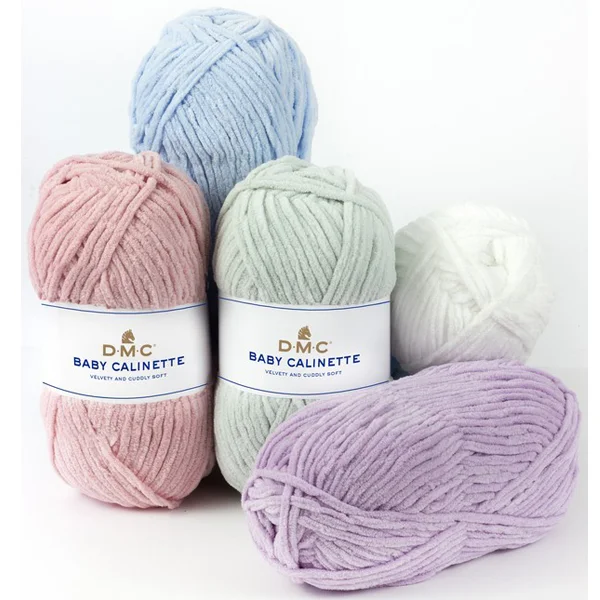 5 pelotes de baby calinette au premier plan