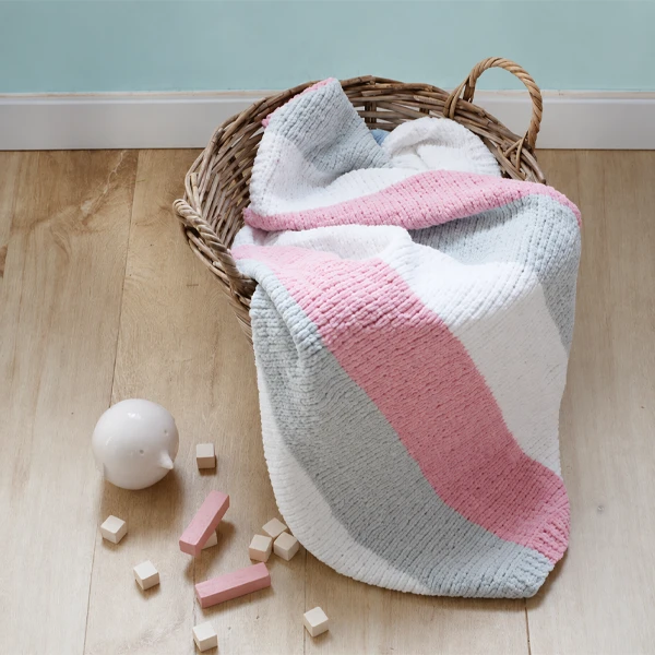 une couverture réalisé en DMC baby calinette