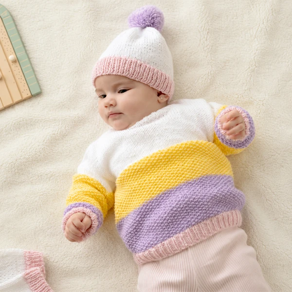 un bébé portant un pull et un bonnet réalisé en dmc baby chéri