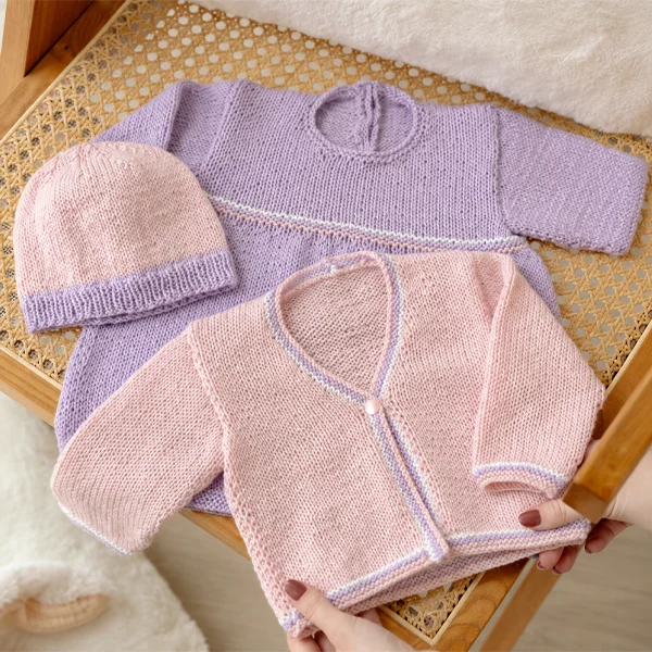 2 pull et un bonnet réalisé en dmc baby chéri