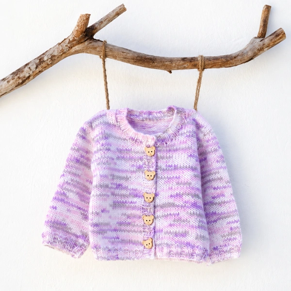 un pull bébé réalisé avec le fil dmc baby chéri print