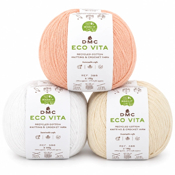 3 pelotes de eco vita coton recyclé au premier plan